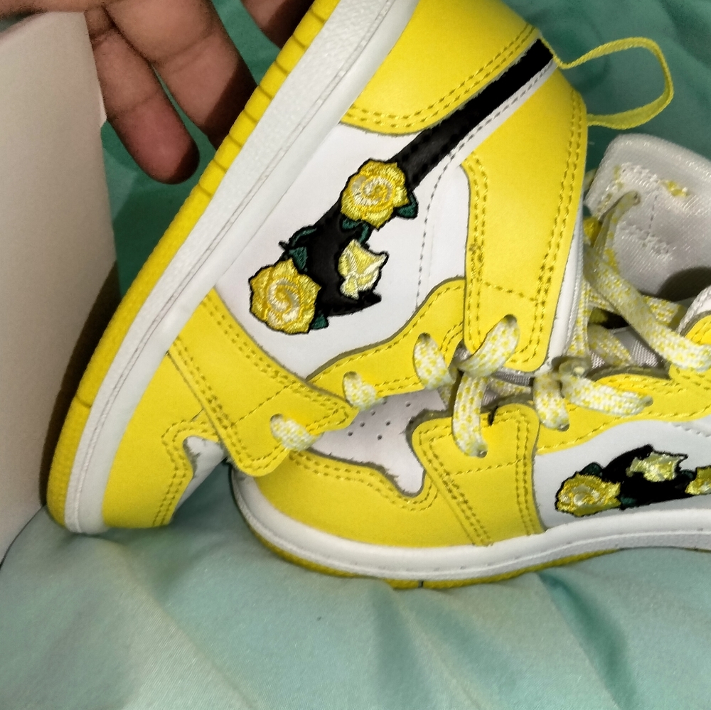 Nike jordan con detalle de flores